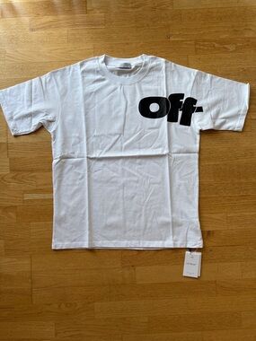 🔥 RARE Off-White Tee 🔥
Size: Medium
Condition: New
Color: White